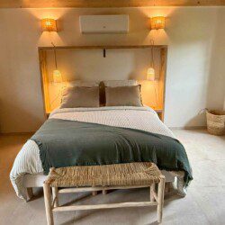 Cette ancienne grange, renommée "La petite maison", abrite une grande suite familiale pouvant accueillir 2 à 6 personnes.