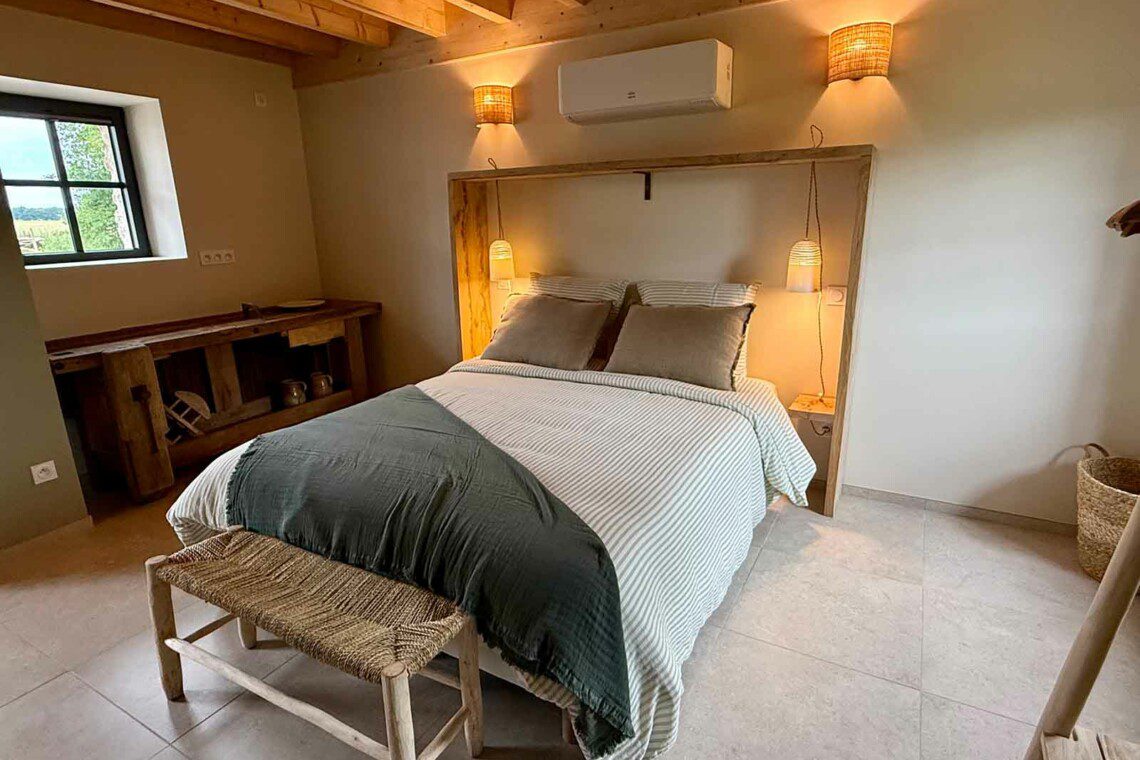 Cette ancienne grange, renommée "La petite maison", abrite une grande suite familiale pouvant accueillir 2 à 6 personnes.