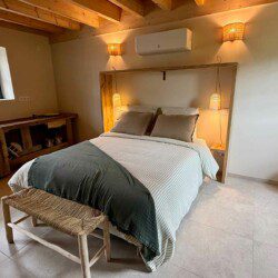 Cette ancienne grange, renommée "La petite maison", abrite une grande suite familiale pouvant accueillir 2 à 6 personnes.