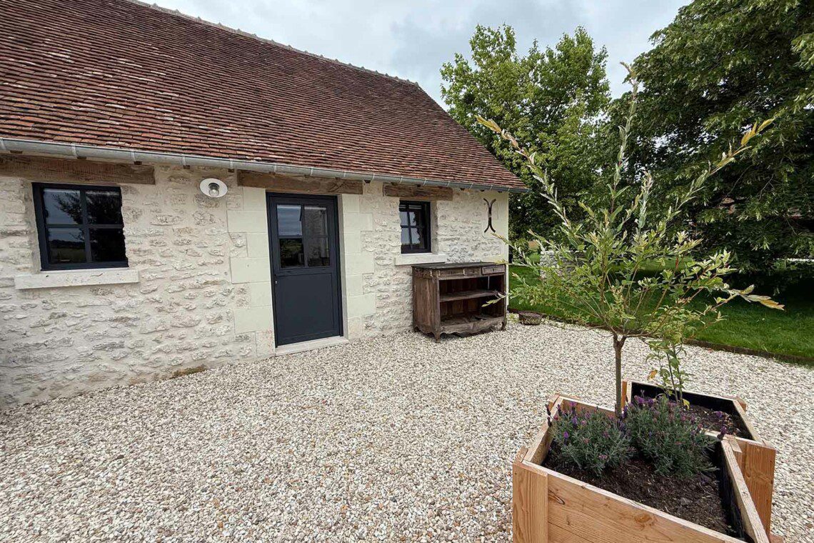 Cette ancienne grange, renommée "La petite maison", abrite une grande suite familiale pouvant accueillir 2 à 6 personnes.