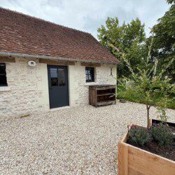 Cette ancienne grange, renommée "La petite maison", abrite une grande suite familiale pouvant accueillir 2 à 6 personnes.