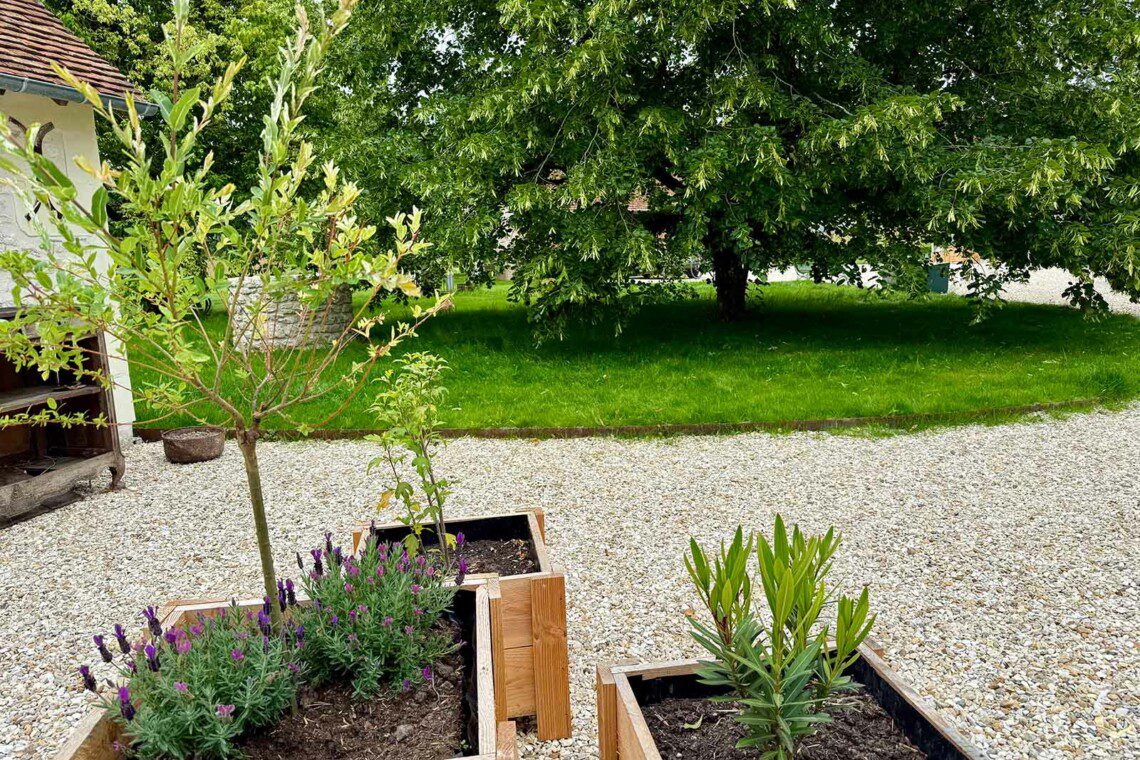 Cette ancienne grange, renommée "La petite maison", abrite une grande suite familiale avec un espace extérieur