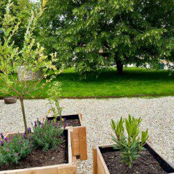 Cette ancienne grange, renommée "La petite maison", abrite une grande suite familiale avec un espace extérieur