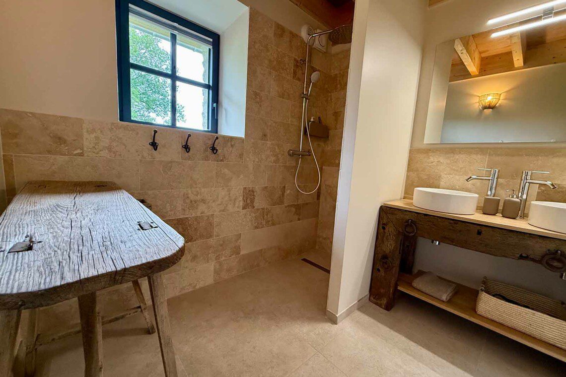 Cette ancienne grange, renommée "La petite maison", abrite une grande suite familiale pouvant accueillir 2 à 6 personnes.