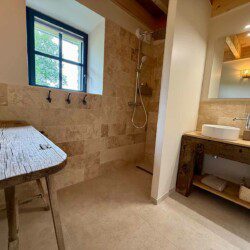 Cette ancienne grange, renommée "La petite maison", abrite une grande suite familiale pouvant accueillir 2 à 6 personnes.