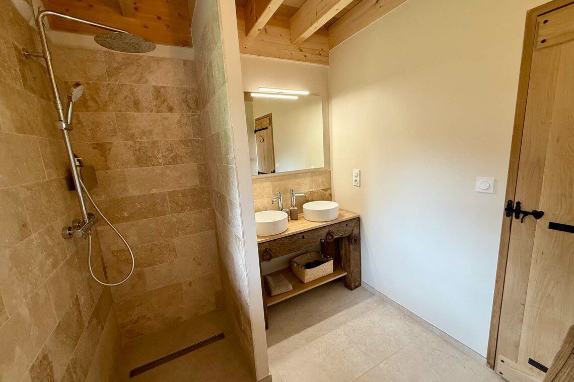 Cette ancienne grange, renommée "La petite maison", abrite une grande suite familiale pouvant accueillir 2 à 6 personnes.