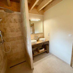 Cette ancienne grange, renommée "La petite maison", abrite une grande suite familiale pouvant accueillir 2 à 6 personnes.