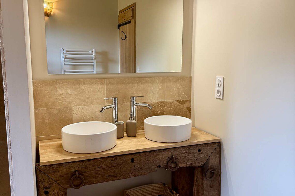 Cette ancienne grange, renommée "La petite maison", abrite une grande suite familiale pouvant accueillir 2 à 6 personnes.