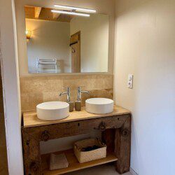 Cette ancienne grange, renommée "La petite maison", abrite une grande suite familiale pouvant accueillir 2 à 6 personnes.