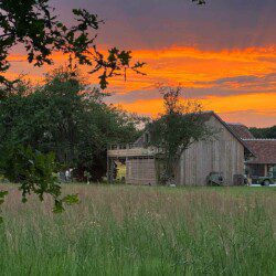Les chambres d'hôtes Au détour des Châteaux  vous accueil dans un écrin naturel.