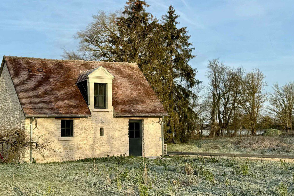 Cette ancienne grange, renommée "La petite maison", abrite une grande suite familiale pouvant accueillir 6 personnes.