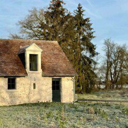 Cette ancienne grange, renommée "La petite maison", abrite une grande suite familiale pouvant accueillir 6 personnes.