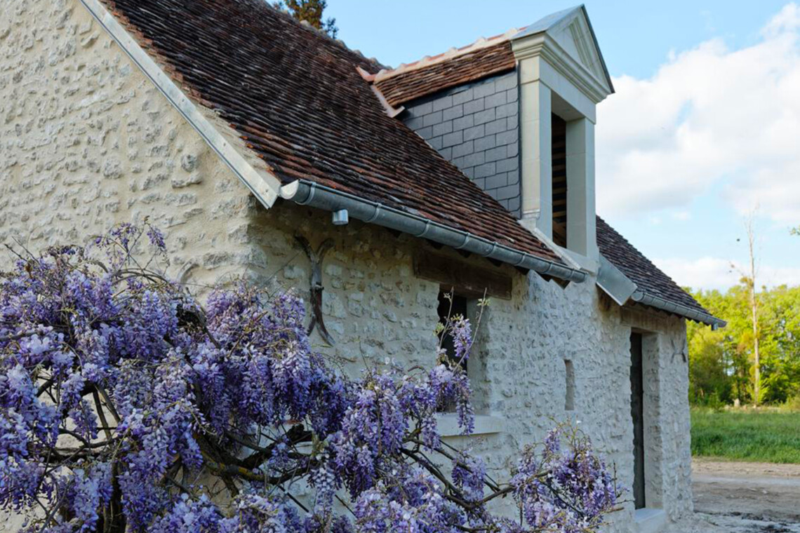 Cette ancienne grange, renommée "La petite maison", abrite une grande suite familiale pouvant accueillir 6 personnes.