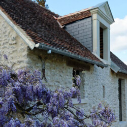 Cette ancienne grange, renommée "La petite maison", abrite une grande suite familiale pouvant accueillir 6 personnes.