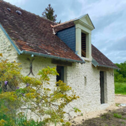 Cette ancienne grange, renommée "La petite maison", abrite une grande suite familiale pouvant accueillir 6 personnes.