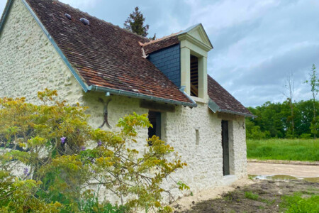 Cette ancienne grange, renommée "La petite maison", abrite une grande suite familiale pouvant accueillir 6 personnes.