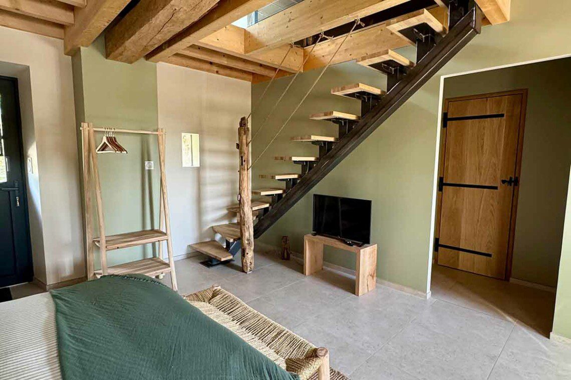 Cette ancienne grange, renommée "La petite maison", abrite une grande suite familiale pouvant accueillir 2 à 6 personnes.