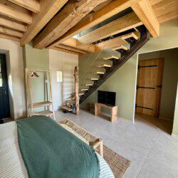 Cette ancienne grange, renommée "La petite maison", abrite une grande suite familiale pouvant accueillir 2 à 6 personnes.