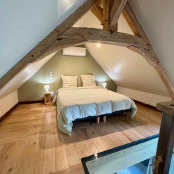 Cette ancienne grange, renommée "La petite maison", abrite une grande suite familiale pouvant accueillir 2 à 6 personnes.