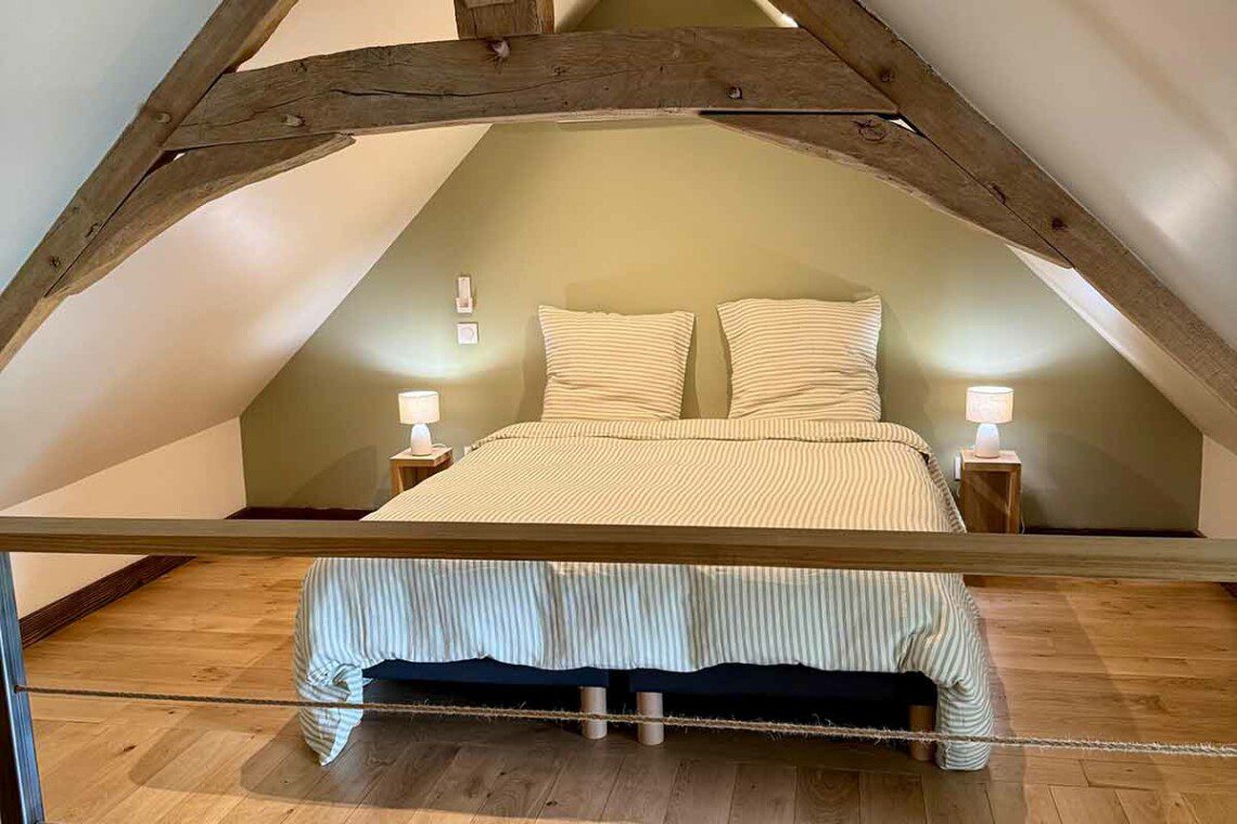 Cette ancienne grange, renommée "La petite maison", abrite une grande suite familiale pouvant accueillir 2 à 6 personnes.