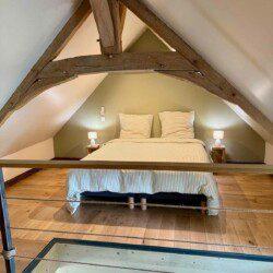 Cette ancienne grange, renommée "La petite maison", abrite une grande suite familiale pouvant accueillir 2 à 6 personnes.