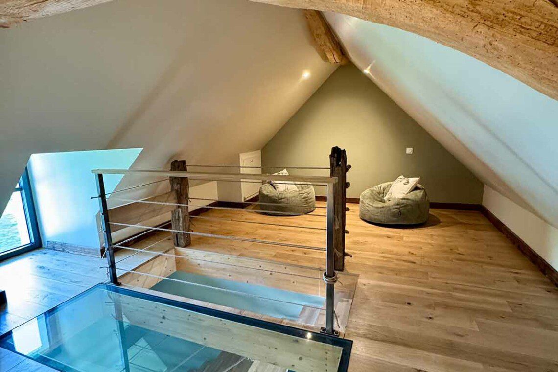 Cette ancienne grange, renommée "La petite maison", abrite une grande suite familiale pouvant accueillir 2 à 6 personnes.