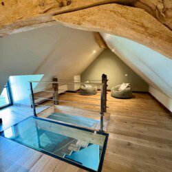 Cette ancienne grange, renommée "La petite maison", abrite une grande suite familiale pouvant accueillir 2 à 6 personnes.