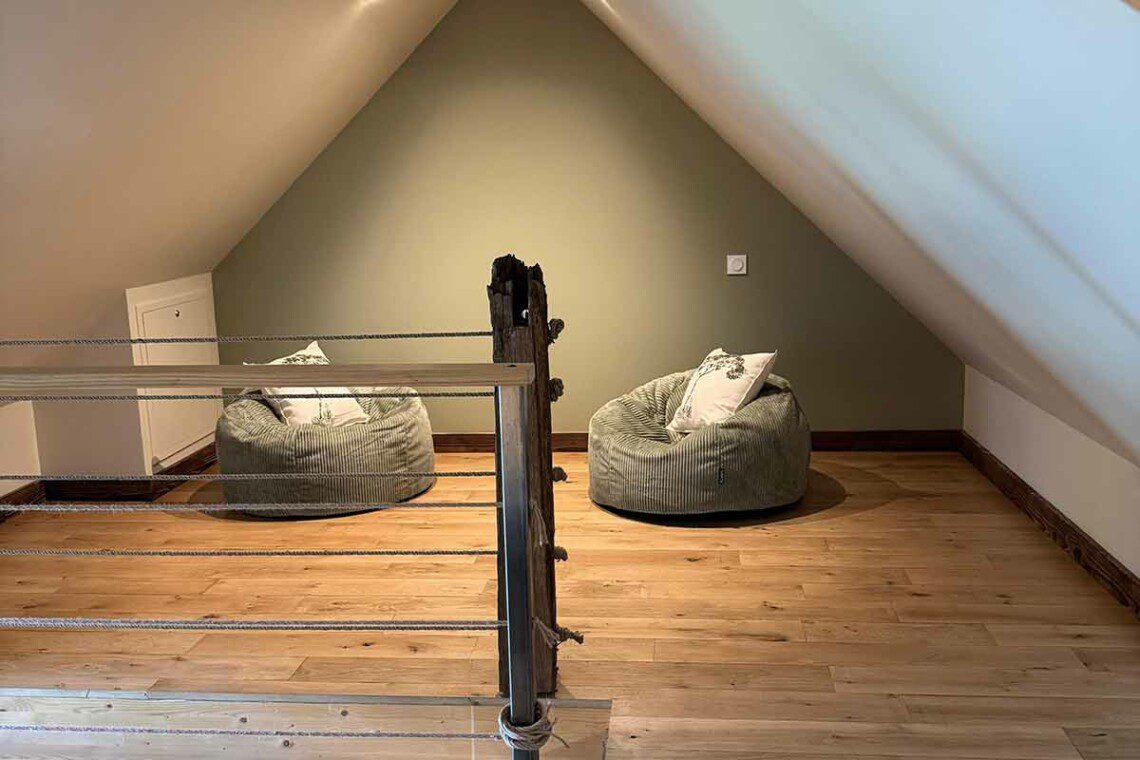 Cette ancienne grange, renommée "La petite maison", abrite une grande suite familiale pouvant accueillir 2 à 6 personnes.