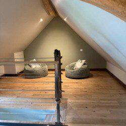 Cette ancienne grange, renommée "La petite maison", abrite une grande suite familiale pouvant accueillir 2 à 6 personnes.