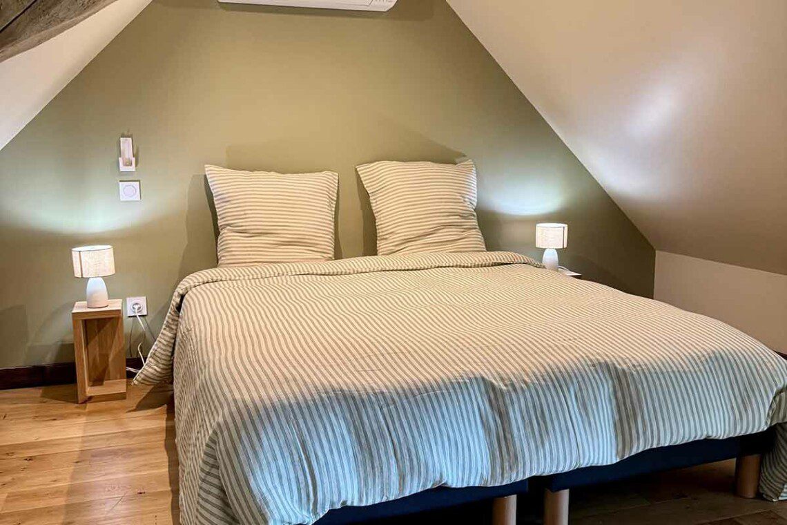 Cette ancienne grange, renommée "La petite maison", abrite une grande suite familiale pouvant accueillir 2 à 6 personnes.