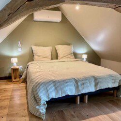 Cette ancienne grange, renommée "La petite maison", abrite une grande suite familiale pouvant accueillir 2 à 6 personnes.