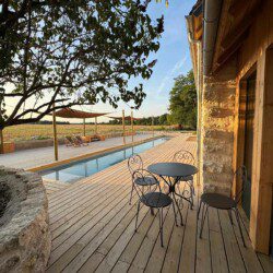 Les chambres d'hôtes Au détour des Châteaux vous accueille dans un confort moderne et naturel.