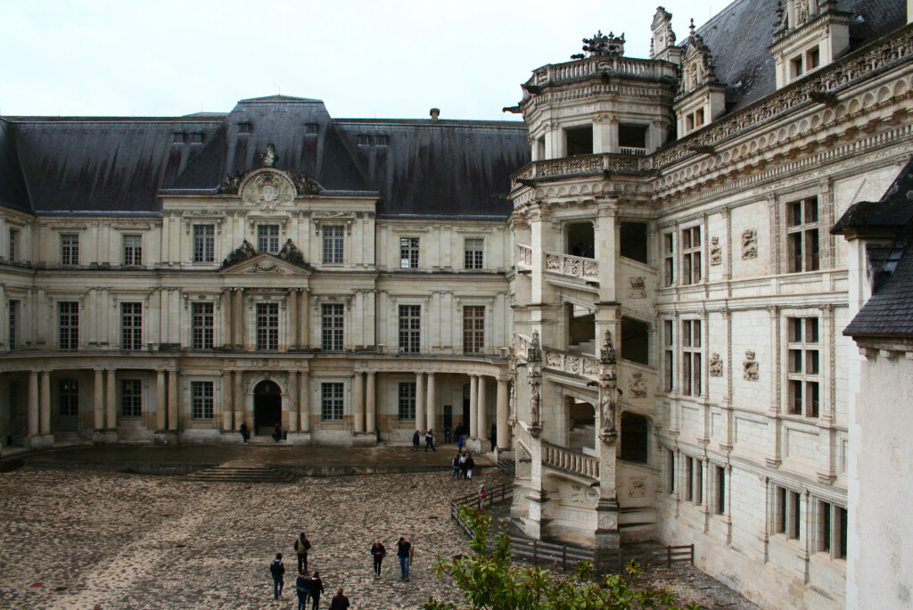 Château de Blois, la cours et l'escalier monumetal. ©nono vlf, Wikimedia Commons