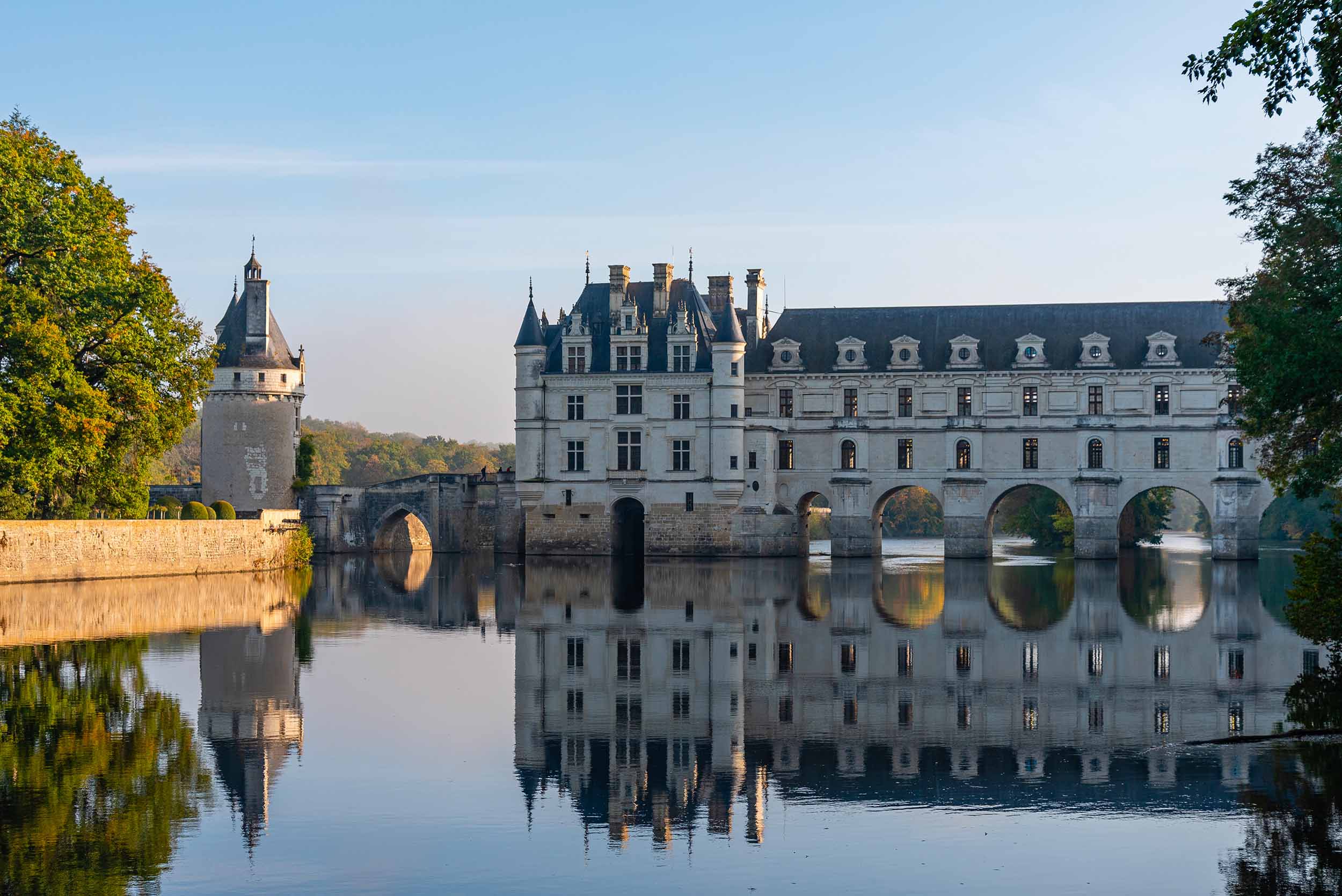 Château de Chenonceau, façade Ouest et Tour des Marques avec reflets dans l'eau. ©Atoine Montule, Wikimedia Commons