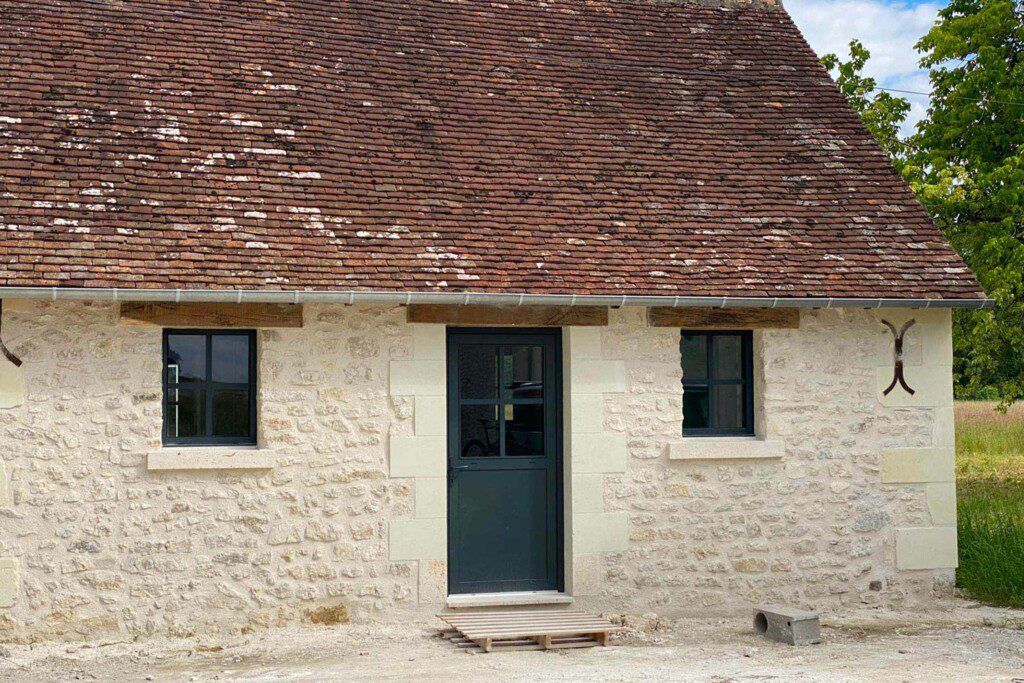 C'est une entreprise lo-cale, Lévêque Bâtiment, qui nous a accompagneé dans la rénovation et l'extension du corps de ferme, afin de vous accueillir dans un cadre idylique et confortable.