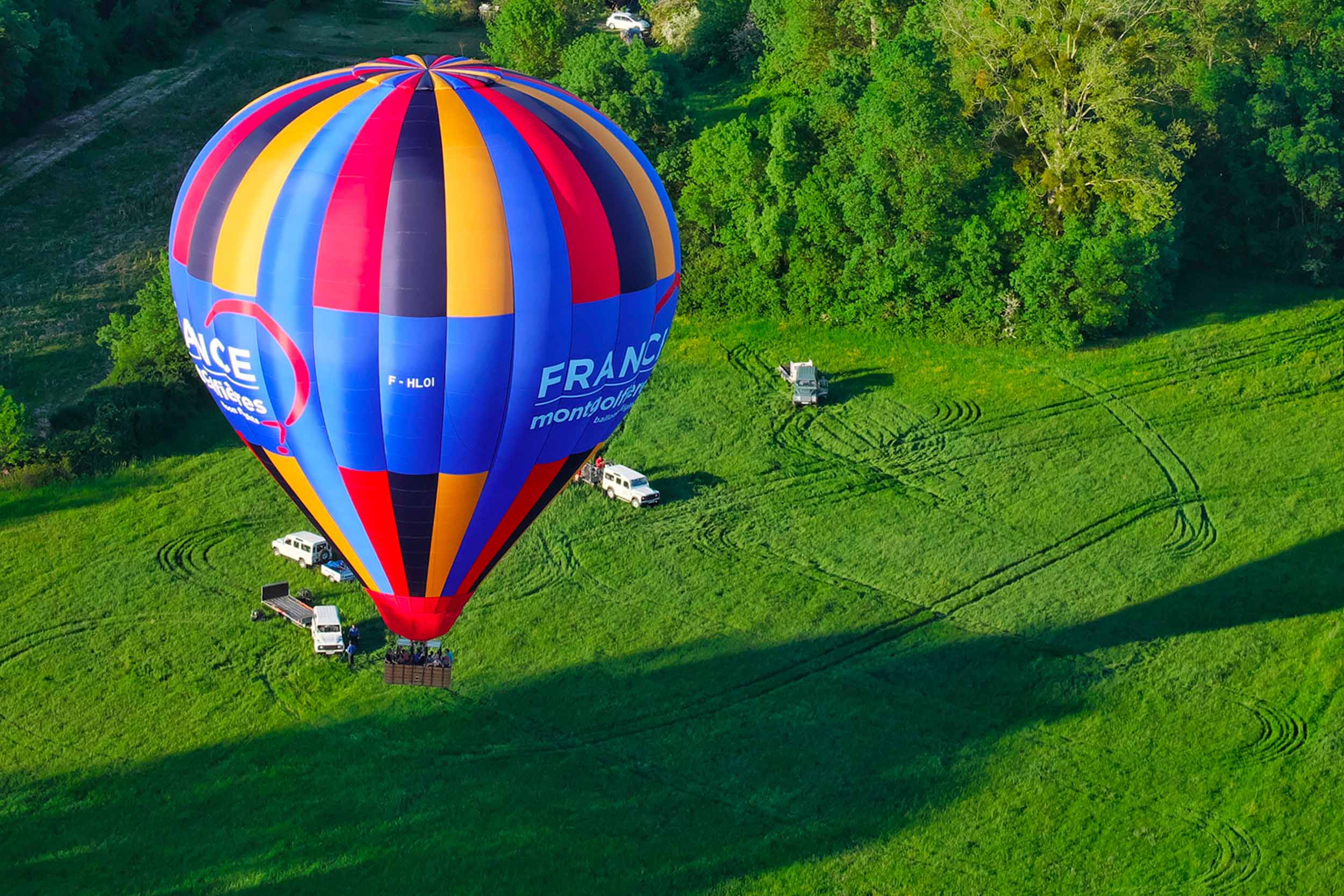 Il y a les activités qui se préparent pour une question de planning comme un vol en montgolfière pour survoler les châteaux, une sortie en canoë, un golf…