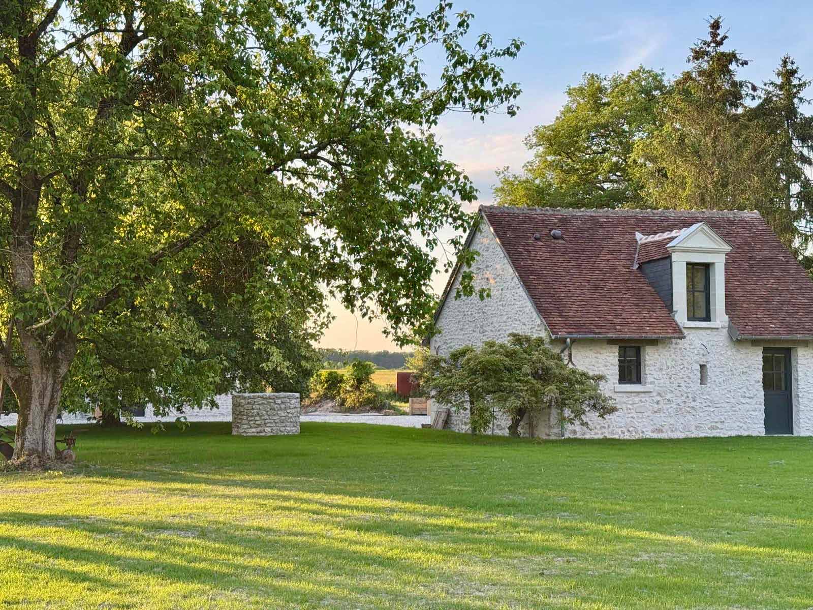 Vue sur la Petite Maison, avec le batimentsprincipal en arrière plan