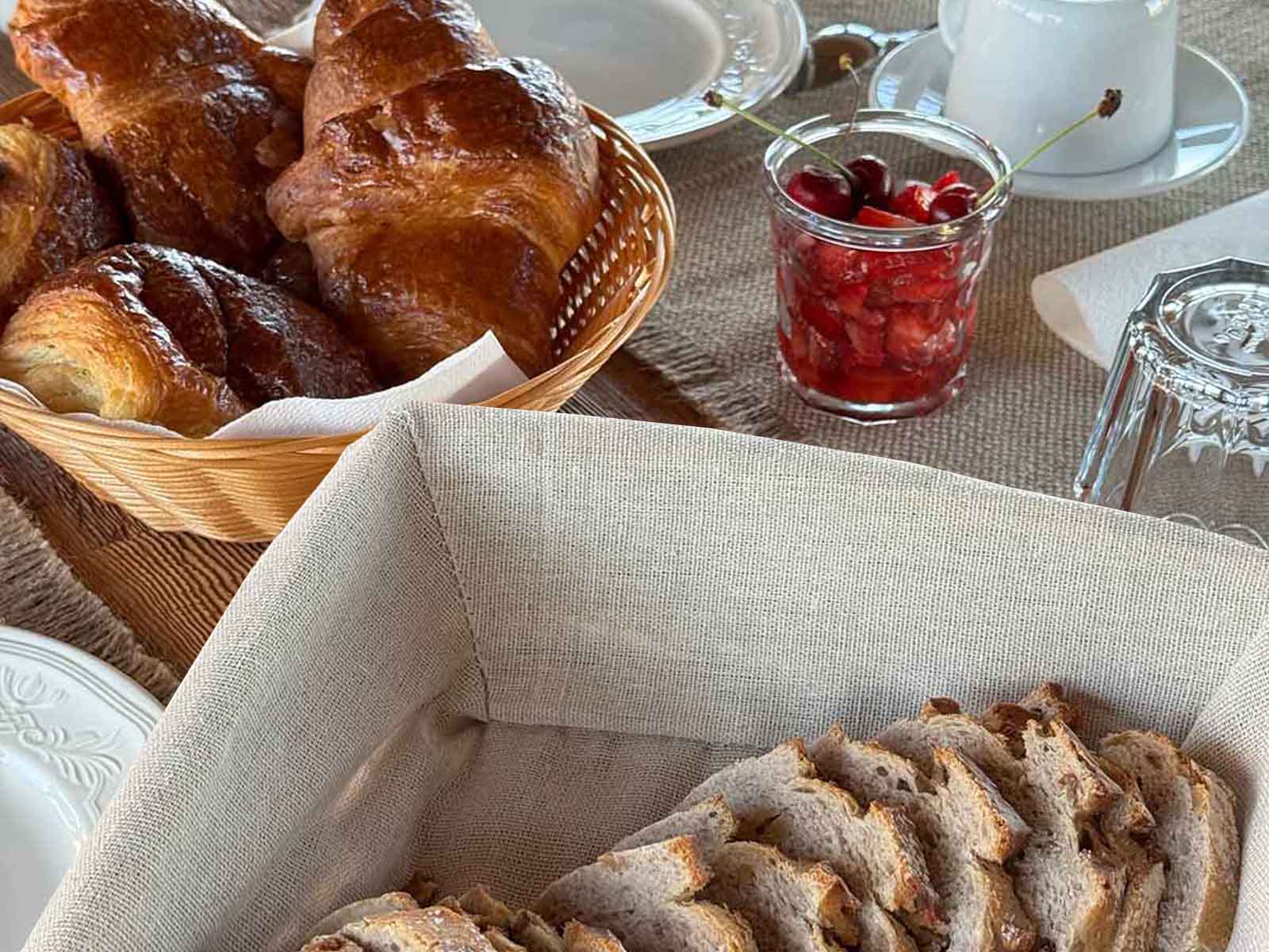 La table généreuse des chambres d'hôtes Au détour des Châteaux vous attend !
